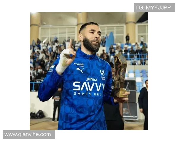 本泽马重返赛场展现王者风范引发球迷热烈期待与赞誉